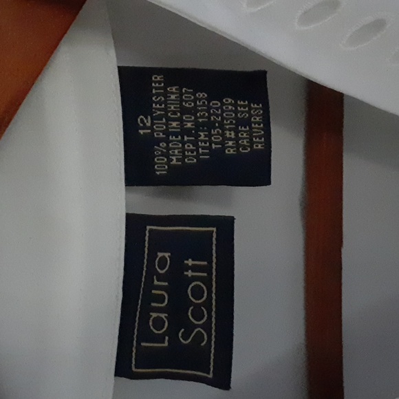 White applique blouse w/pearl buttons. - Picture 3 of 4